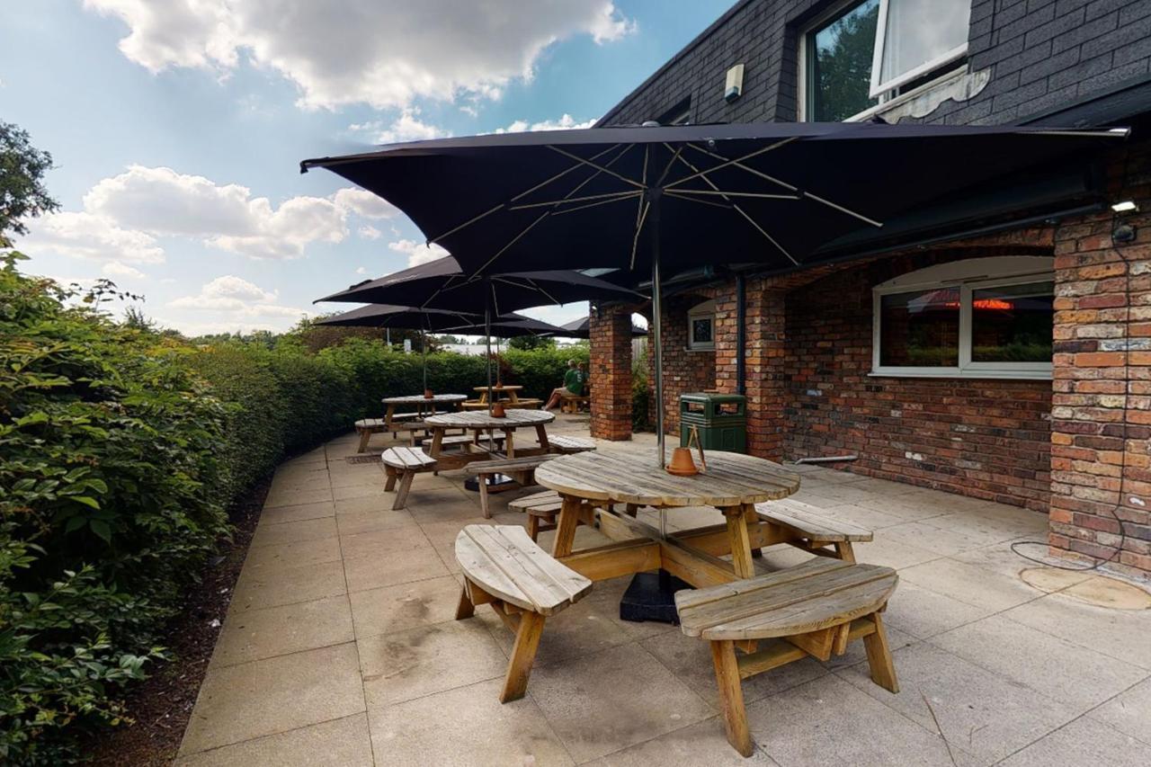 Village Hotel Manchester Hyde Exterior foto