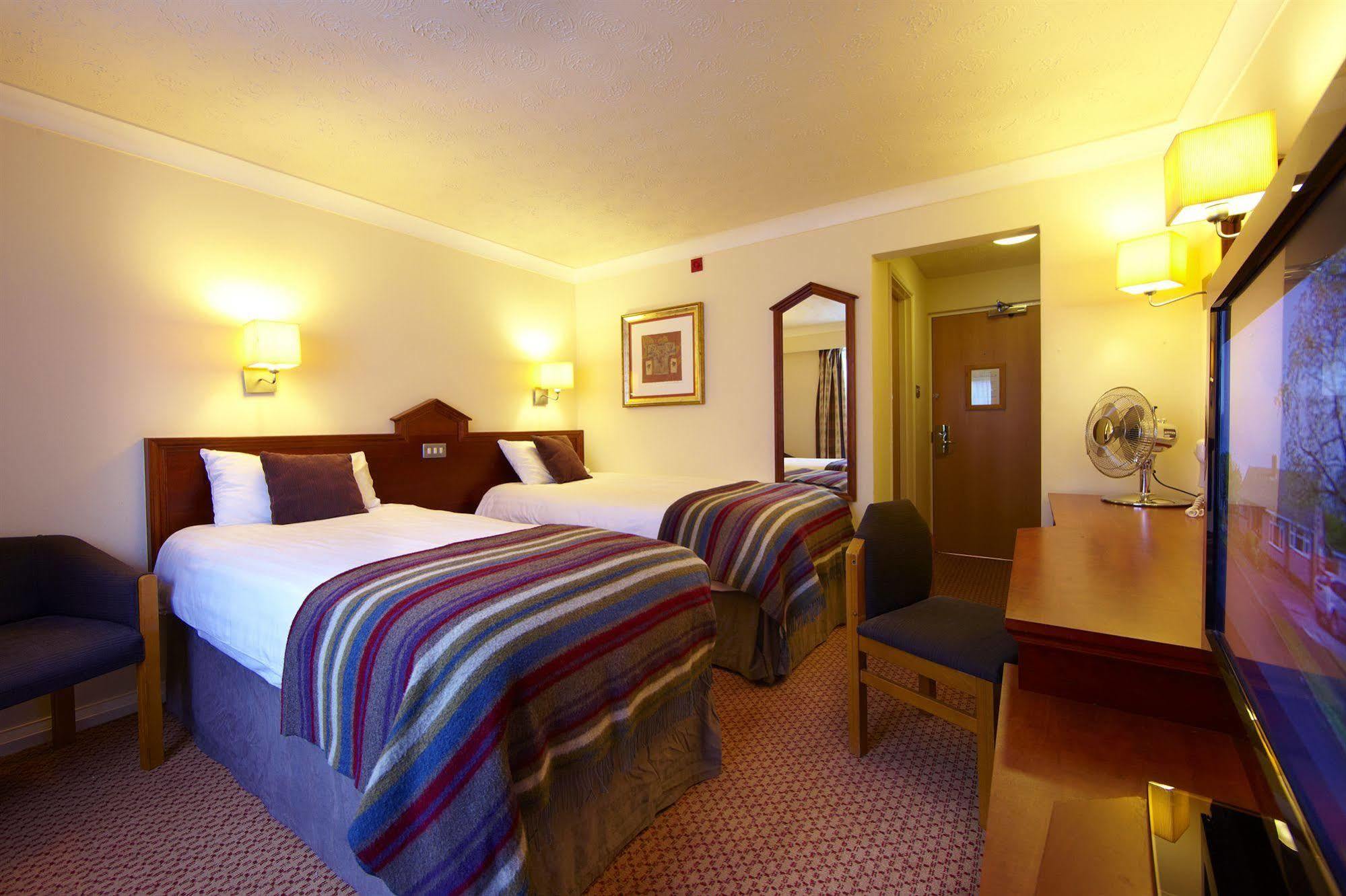 Village Hotel Manchester Hyde Exterior foto